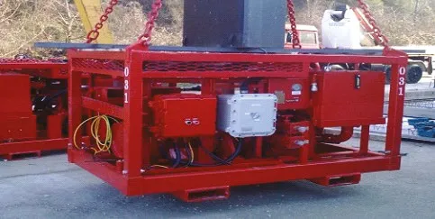 Engine container